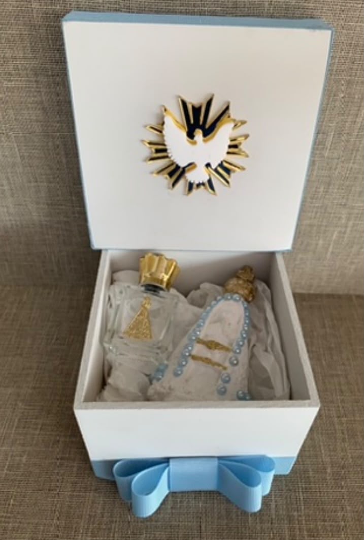 Caixa de batizado azul aberta com frasco de água benta e imagem de Nossa Senhora Aparecida com pérolas azuis