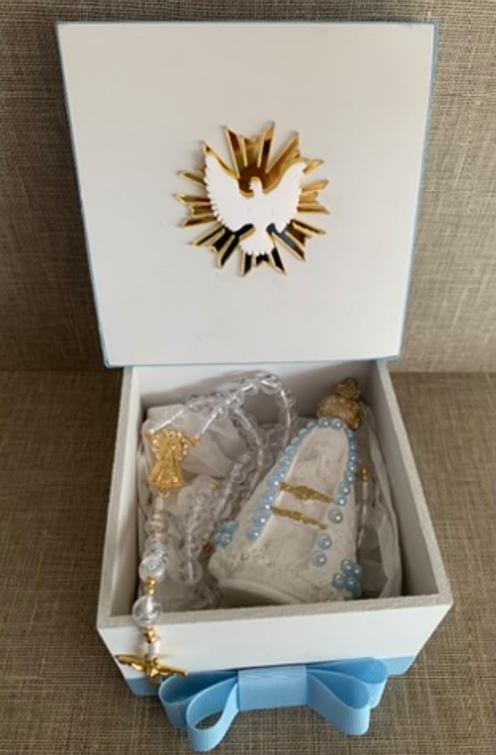 Caixa de batizado azul aberta com terço de cristal e imagem de Nossa Senhora Aparecida com pérolas azuis
