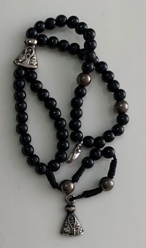 Terço de pulso de pérola preta com pingente prateado de Nossa Senhora Aparecida