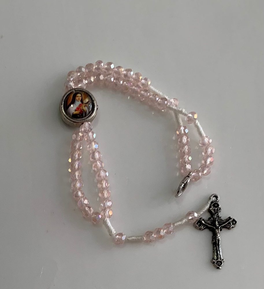 Terço de pulso de cristal rosa com medalha de Santa Terezinha