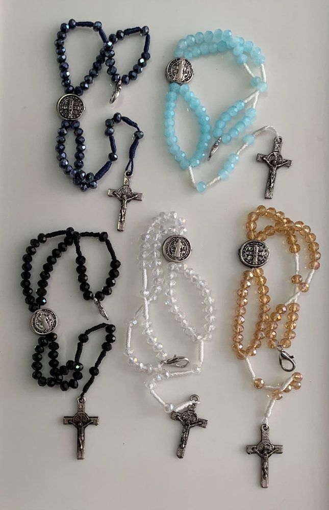Terços de pulso de cristal em várias cores com medalha e crucifixo de São Bento