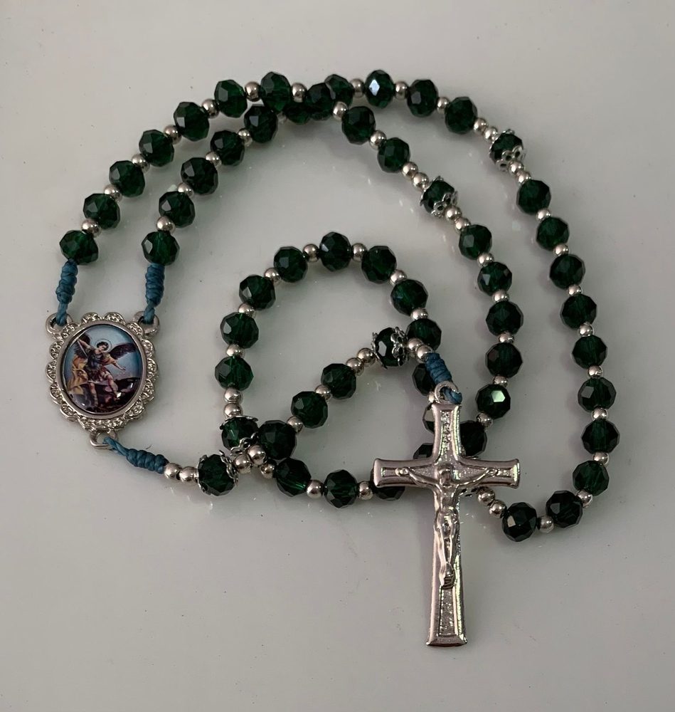 Terço de cristais verde-escuro com medalha prateada de São Miguel Arcanjo